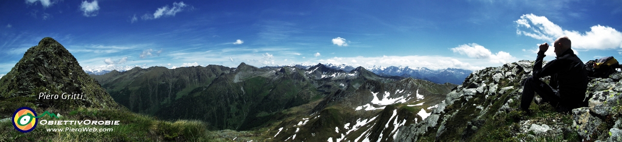 69 Panoramica dal pianoro quasi in vetta al Pizzo Scala.jpg